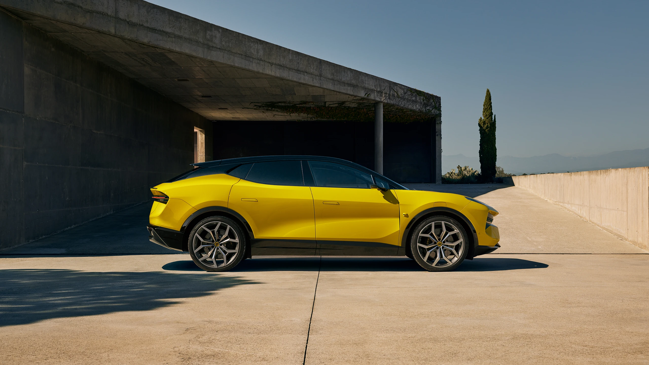 Lotus_Eletre_Image_Exterior-3-desktop