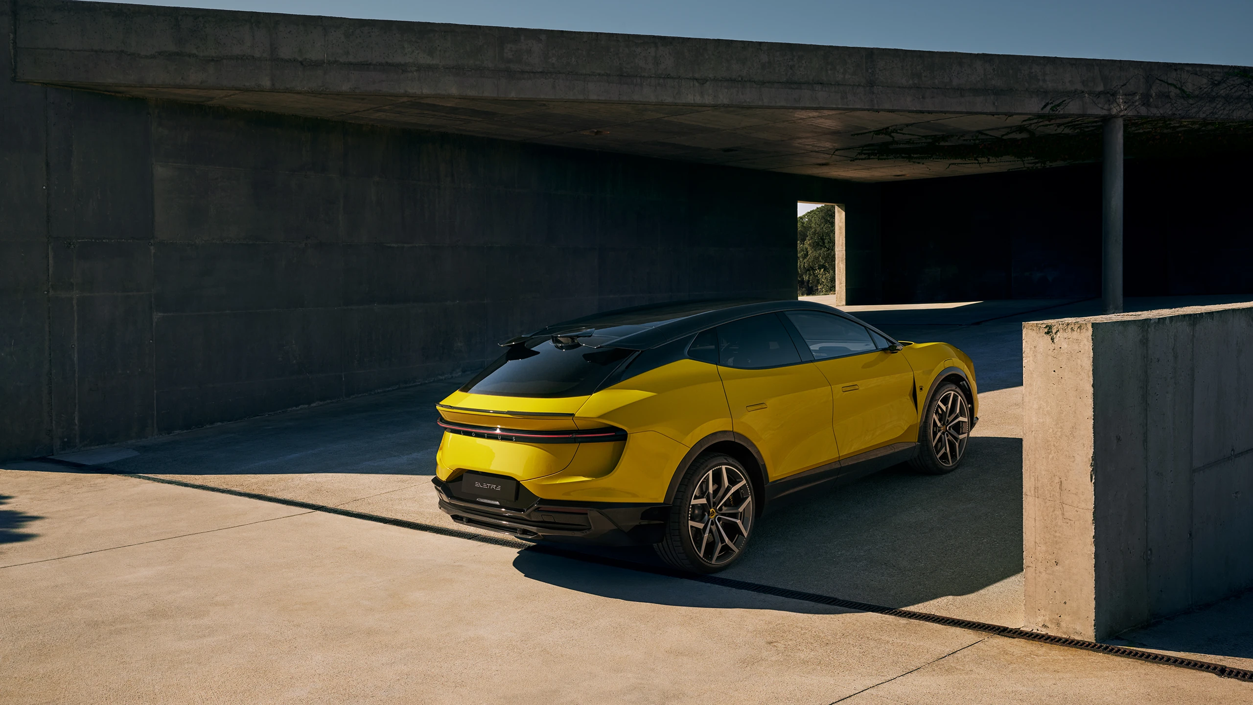 Lotus_Eletre_Image_Exterior-4-desktop